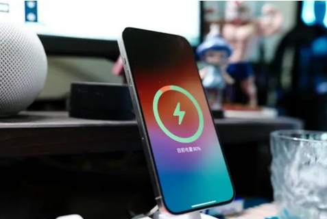 巴东苹果15换屏服务分享用什么充电器给iPhone15充电更好 
